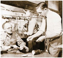 Сцена открытия тефлона в лаборатории DuPont. Рой Планкетт справа. Фото: Hagley Museum and Library